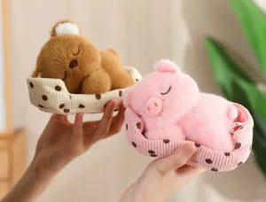 Nahaufnahme von niedlichen schlafenden Plüschbären und Schweinepuppen in Polka-Dot-Betten