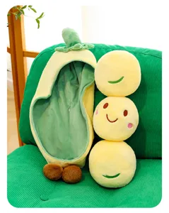 Detailansicht eines weichen Erbsenschoten-Plüschtiers mit drei süßen Smiley-Erbsen