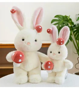 Primo piano di due peluche a forma di coniglio bianco con funghi e texture morbida