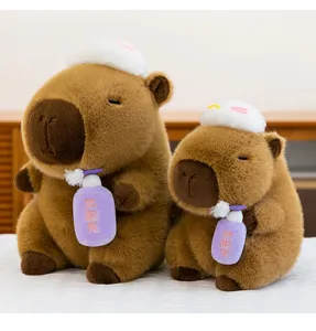 Detalle de peluche de carpincho marrón con divertido accesorio de botella para niños
