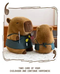 Detalle de peluches capibara peluquero con delantales y accesorios de tijeras.