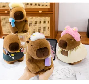 Primer plano de peluches de capibara con temática de peluquero y accesorios lindos