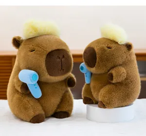Detalle de peluches capibara peluquero con pelo amarillo y secador de pelo de juguete