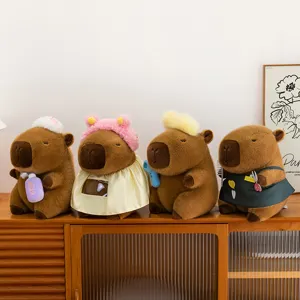 Peluches de carpincho barbero en un mueble de madera en un ambiente acogedor