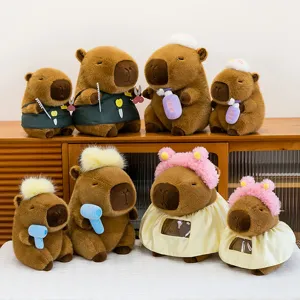 Adorables peluches de carpincho con temática de peluquería y diversos accesorios.