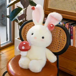Simpatico coniglio di peluche bianco con funghi rossi per regali di compleanno