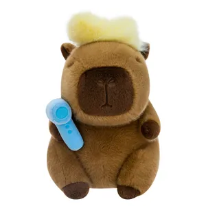 Peluche creativo de carpincho peluquero con pelo rubio y accesorio de secador de pelo azul