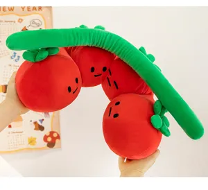 Dettaglio di un simpatico peluche a forma di pomodoro con texture soffice