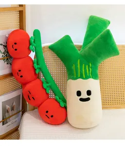 Dettaglio di cuscini di peluche vegetali creativi con simpatici disegni di pomodoro e cipolla
