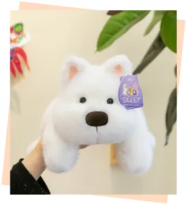 Primer plano detallado de un suave perro de peluche blanco en mano, muestra textura.