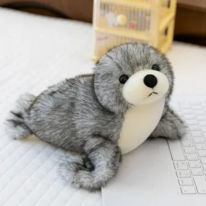 Peluche de león marino realista gris en pose acostada para niños y decoración del hogar