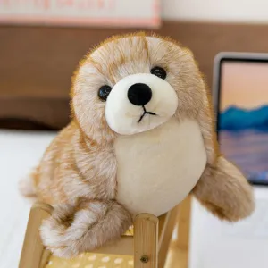 Peluche de león marino realista marrón y blanco con pelo suave en soporte de madera.