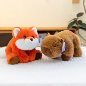 Lindos peluches de zorro y carpincho sentados en una superficie blanca acolchada y suave