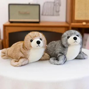 Peluches de foca realistas en marrón y gris sobre superficie blanca para decoración