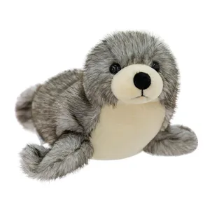 Peluche de foca gris realista en posición tumbada con textura de piel sintética suave