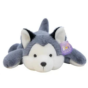 Peluche suave de cachorro de husky en posición tumbada para el confort infantil