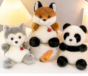 Primer plano de adorables y suaves peluches de husky zorro panda sobre una cesta