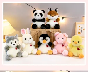 Grupo de varios peluches de animales incluyendo panda, zorro y conejo sobre una cesta