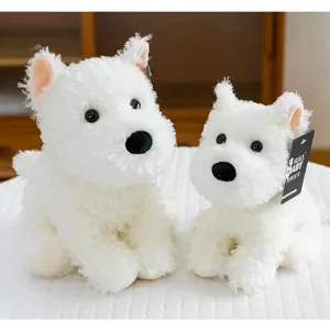 Primer plano detallado de dos peluches de perro West Highland White Terrier blanco suave