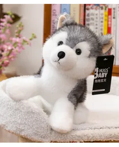 Primer plano de un peluche de husky en un nido acogedor con una etiqueta de marca.