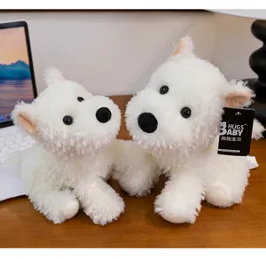 Detalle del suave peluche blanco West Highland Terrier sobre un escritorio