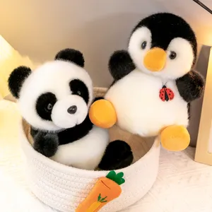 Lindos peluches de panda y pingüino en una cesta acogedora como regalo para niños