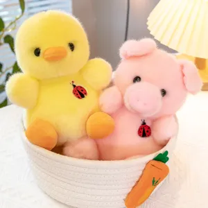 Adorables peluches de pollito y cerdito en una cesta tejida, decoración infantil.
