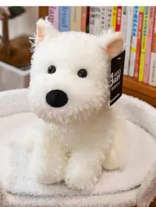 Detalle de peluche de perro Westie blanco suave que muestra textura esponjosa.