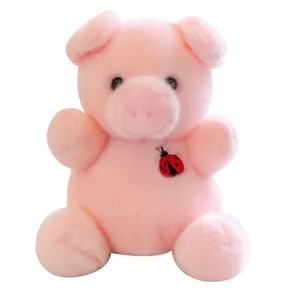 Adorable peluche de cerdo rosa suave con un lindo detalle bordado de mariquita para los niños