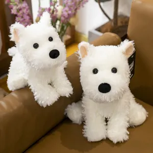 Dos adorables peluches de perro West Highland Terrier en un sofá de cuero marrón