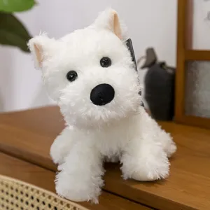 Peluche de cachorro de West Highland White Terrier blanco sentado en un mueble de madera