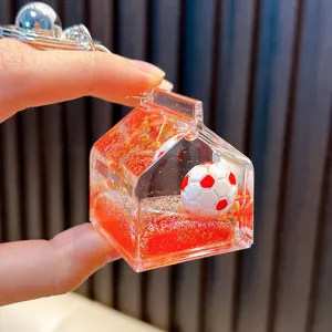 Kreativer Schlüsselanhänger in Milchkartonform mit Fußball und rotem Glitzer.