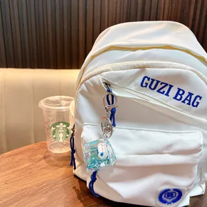 Kreativer Schlüsselanhänger mit Fußball-Milchkarton-Design am Rucksack
