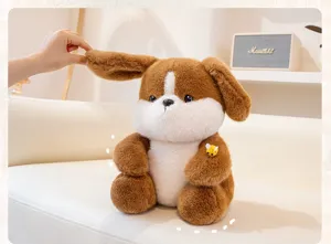 Dettaglio di un morbido cane di peluche marrone e bianco su un divano bianco elegante
