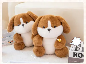 Primo piano di due simpatici cuccioli di peluche marroni e bianchi in un ambiente domestico