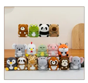 Sammlung verschiedener kleiner runder Tierplüschtiere für Geschenke und Automaten.