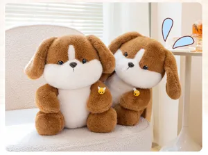 Primo piano di due adorabili peluche di cane soffici marroni e bianchi con piccole api decorative