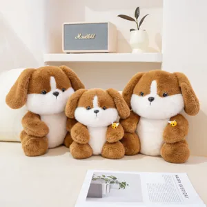 Simpatici peluche a forma di cagnolino marrone e bianco in tre dimensioni per il letto