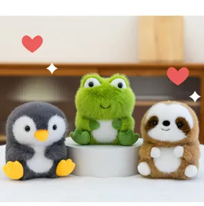 Sammlung von drei niedlichen Waldtier-Plüschtieren mit Pinguin, Frosch und Faultier-Figuren