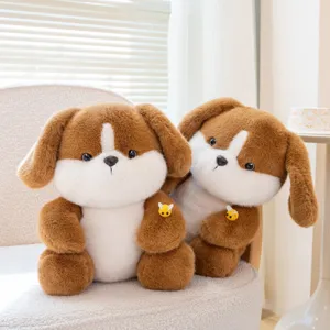 Due simpatici peluche di cucciolo marrone e bianco su una comoda sedia beige chiara