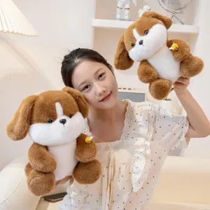 Simpatico cane di peluche marrone e bianco tenuto da una modella in un ambiente accogliente.