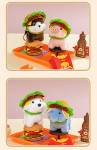 Dettaglio di simpatici ciondoli animali di peluche con cappelli a hamburger in un'ambientazione