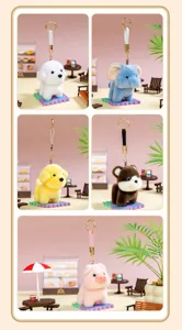 Collezione di graziosi portachiavi di animali di peluche in deliziose scene in miniatura