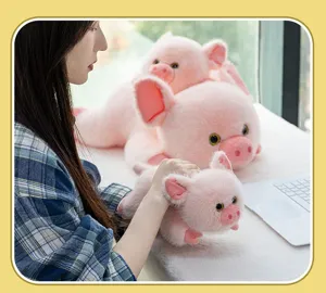 Vista dettagliata di morbidi peluche di maiale rosa in varie dimensioni per dormire e riposare