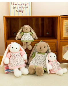 Vier schattige konijnenknuffels met bloemenjurken op een houten plank voor de kinderkamer