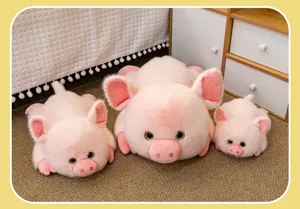 Vista dettagliata di tre dimensioni di peluche a forma di maiale rosa in una casa