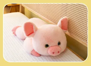 Simpatico maialino di peluche rosa su un letto bianco con testiera in rattan intrecciato