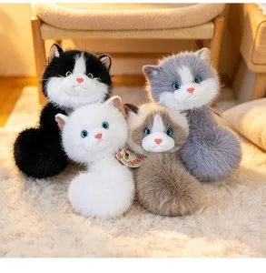 Grupo de cuatro adorables gatos de peluche esponjosos en una suave alfombra blanca