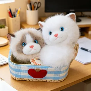 Lindos monederos de peluche con cabeza de gato Ragdoll en una cesta de cuadros