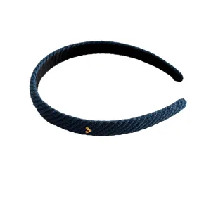 Cerchietto in maglia blu scuro con piccolo ciondolo a cuore dorato e trama a righe